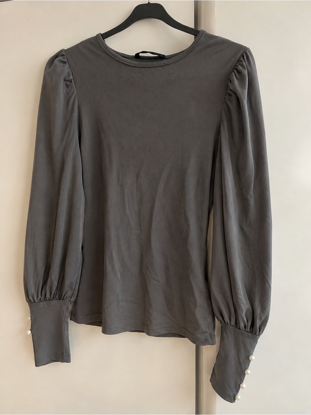 Women's Gray Puff-Sleeve Pearl Cuff Top